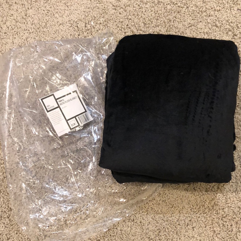 NWT ultra plush micro blanket. 66x90